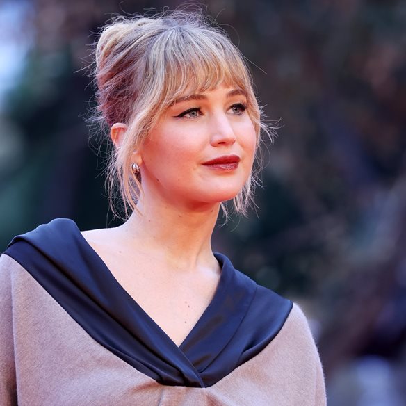 Jennifer Lawrence: Το ανατρεπτικό Dior look στο κόκκινο χαλί του Φεστιβάλ της Ρώμης