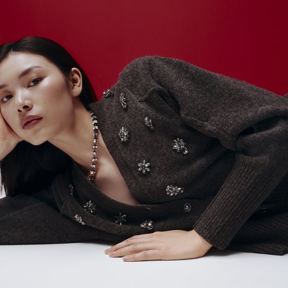 Ήρεμη δύναμη: Πώς το πουλόβερ με λάμψη θα σου χαρίσει τα πιο εντυπωσιακά λουκ αυτό τον χειμώνα