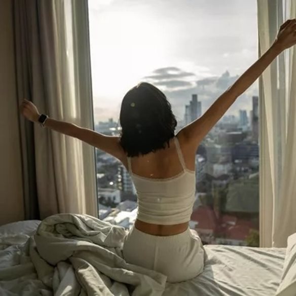 Σε δυσκολεύουν τα πρωινά ξυπνήματα; Το κόλπο για άμεση ενέργεια