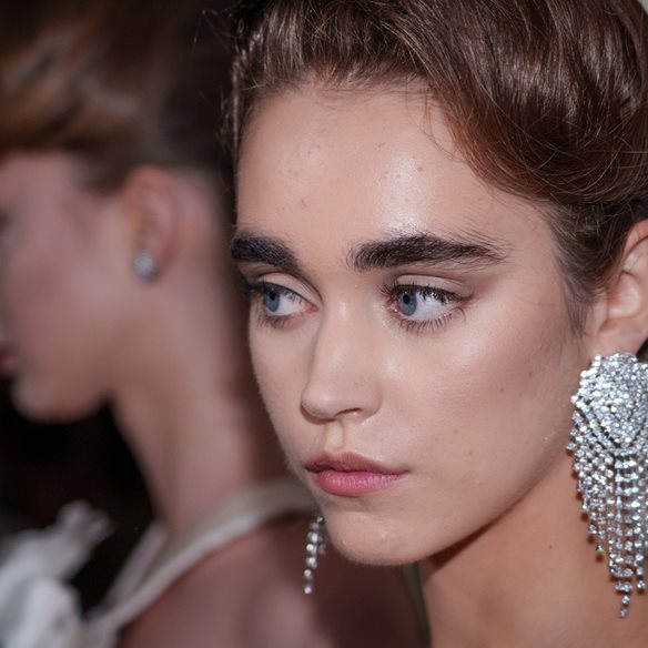 Express Beauty: Οι αμπούλες που θα σου χαρίσουν άμεσα εφέ lifting φέτος τις γιορτές