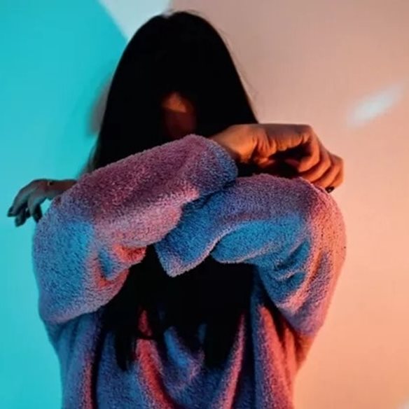 Κρίσεις πανικού: Τι συμβαίνει πραγματικά στο σώμα σου όταν το άγχος σε κατακλύζει