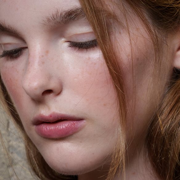 Η υπερβολική χρήση καλλυντικών βλάπτει το δέρμα τελικά;