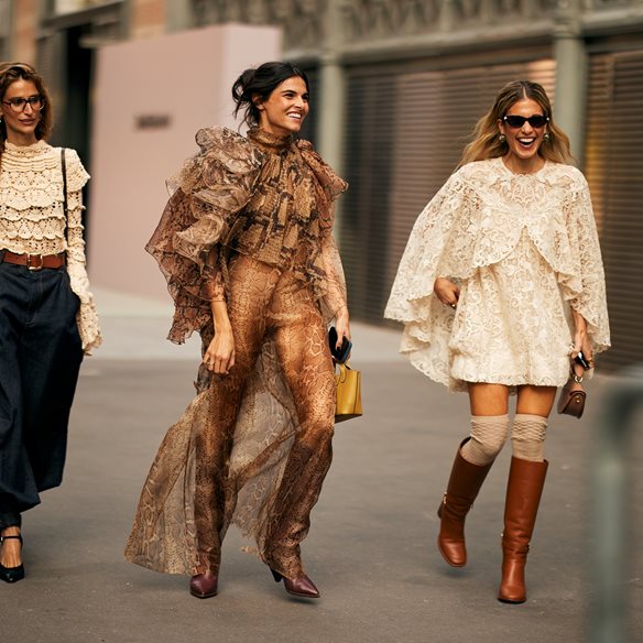 Πώς θα φροντίσεις τα σατέν ρούχα; Τα tips για να τα διατηρήσεις σαν καινούρια