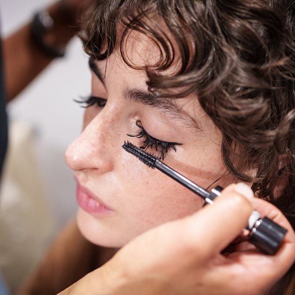 Mascara Hack: Πώς μπορείς να αφαιρέσεις εύκολα και γρήγορα μια αδιάβροχη επιλογή