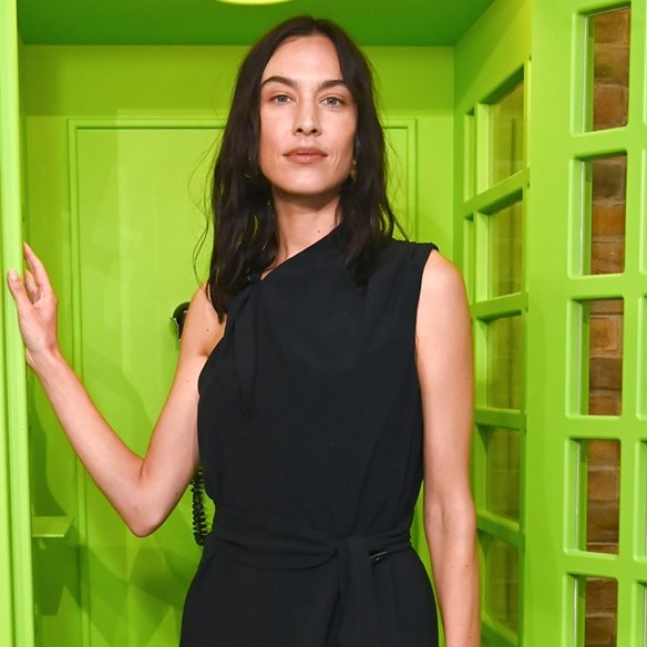 Η Alexa Chung φόρεσε το jacket που κάθε fashionista θα έχει στην ντουλάπα της το φθινόπωρο