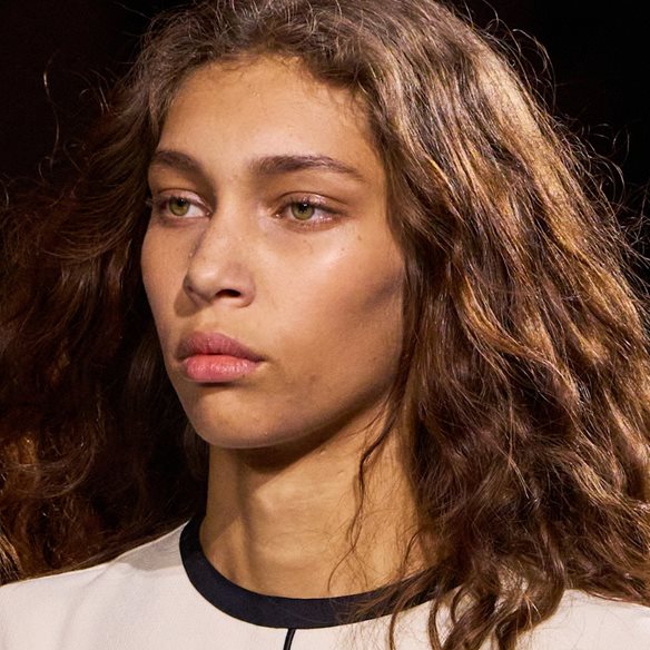 Το χτένισμα που θα δούμε περισσότερο το 2026 επιστρέφει από τα 90s