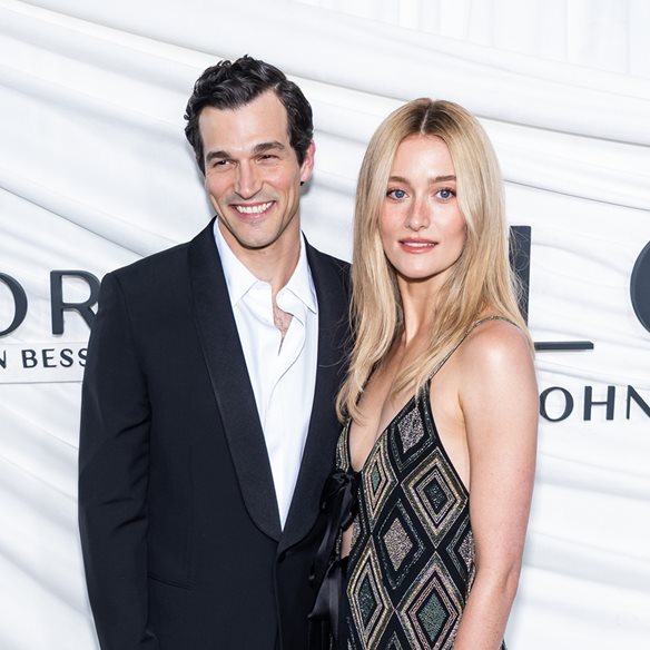 Sarah Pidgeon: Στην πρεμιέρα της σειράς "Love Story" με εντυπωσιακή τουνίκ από φτερά