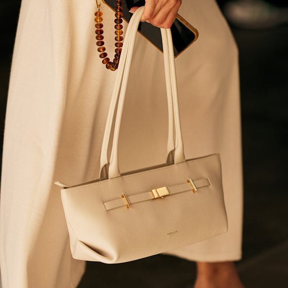 Τσάντες με μακρύ χερούλι: Η νέα τάση που κυριαρχεί στο runway