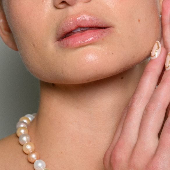 "C French" Nails: H νέα τάση στο γαλλικό μανικιούρ που υιοθετούν όλα τα "it" girls τώρα