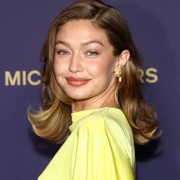 Gigi Hadid: Αυτό είναι το πανωφόρι που δεν αποχωρίζεται