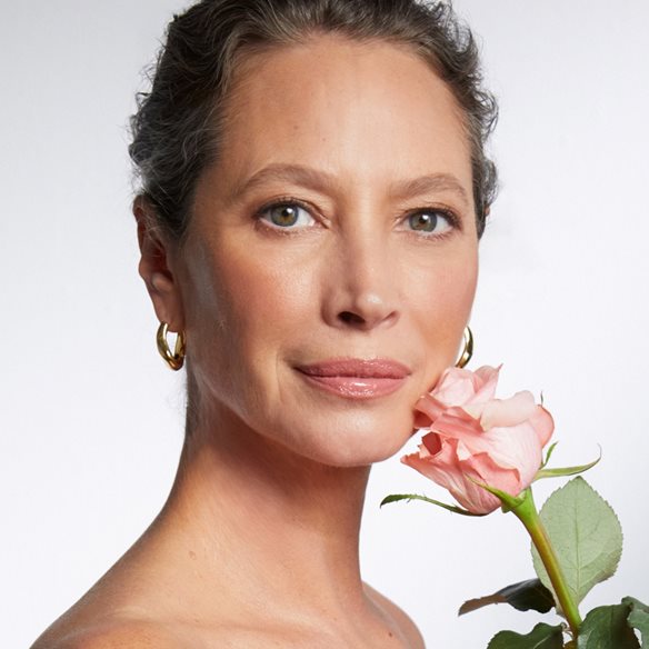 Η iconic Christy Turlington γίνεται η νέα μούσα για ένα από τα πιο εμβληματικά brands ομορφιάς