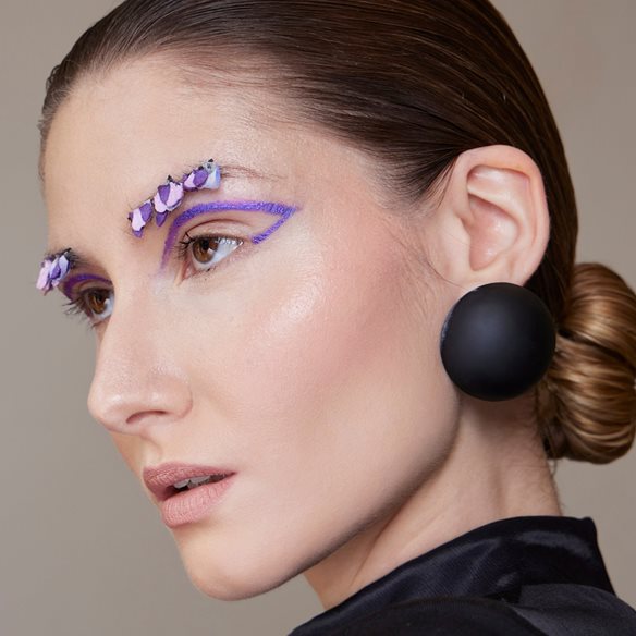 Lilac Power: Τα μοβ προϊόντα ομορφιάς που φέρνουν τη φρεσκάδα στα beauty looks μας