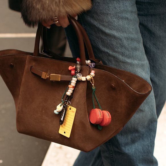 Αυτό είναι το dupe της πιο hot suede τσάντας που λατρεύουν τα it-girls