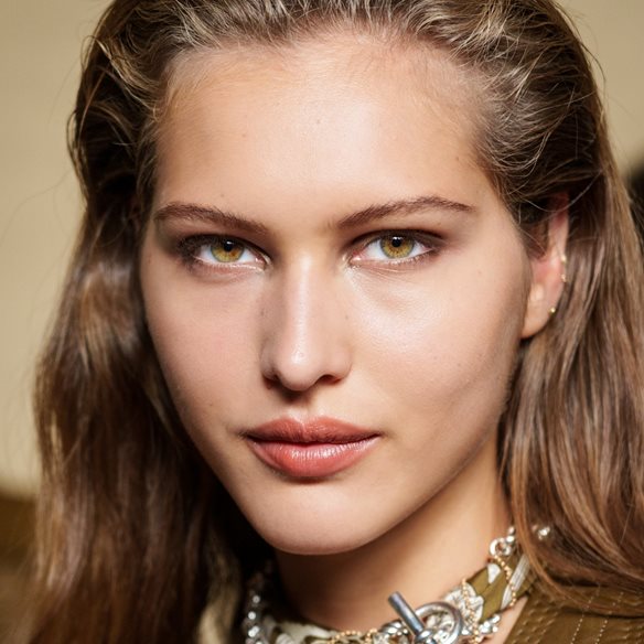 Όλα τα μυστικά για να διατηρήσουμε λαμπερή την επιδερμίδα μας μέσα στις γιορτές