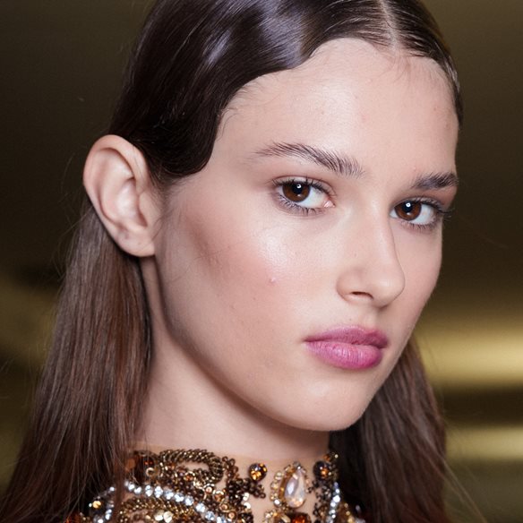 Η τελευταία λέξη της μόδας στο μακιγιάζ: 4 προϊόντα που αξίζουν μια θέση στο νεσεσέρ σου