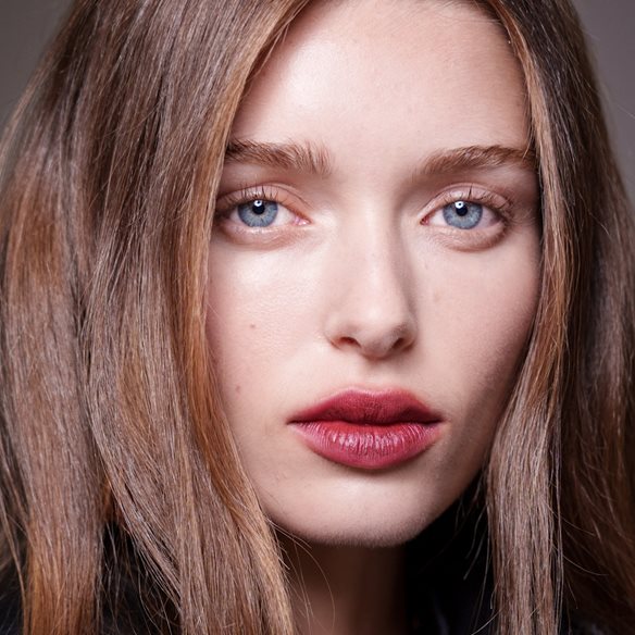 Μπορντό ή σάπιο μήλο; Αυτές οι αποχρώσεις χαρίζουν τα effortless chic μακιγιάζ της σεζόν