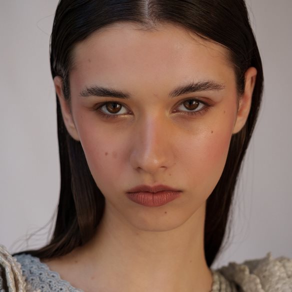 Mascara: Η νέα απόχρωση που κάνει θραύση και αξίζει να δοκιμάσεις αν έχεις καστανά μάτια