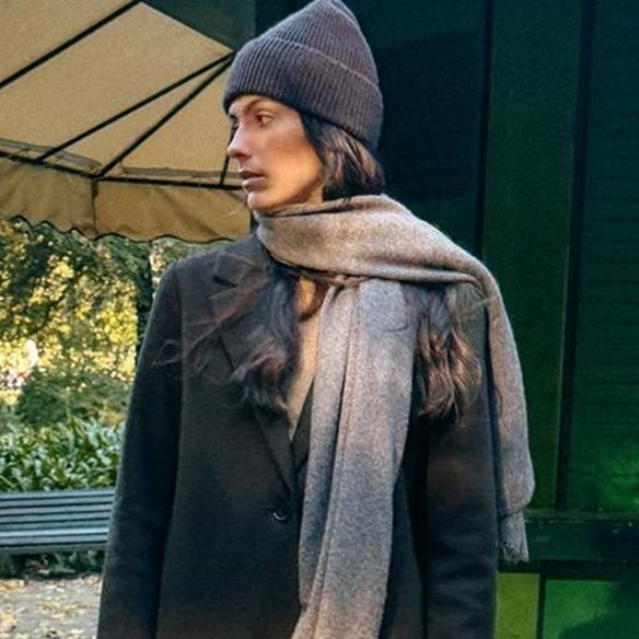 Κάτω από 20 ευρώ: Το μακρύ παλτό από ZARA που θα φοράς κάθε μέρα το 2026