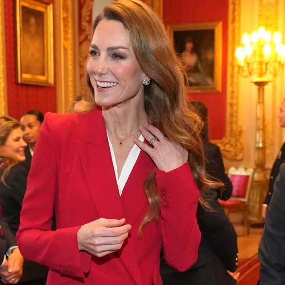 She did it again! Η Kate Middleton με ασύμμετρο blazer σε φλογερό κόκκινο που είχε φορέσει πριν από 3 χρόνια