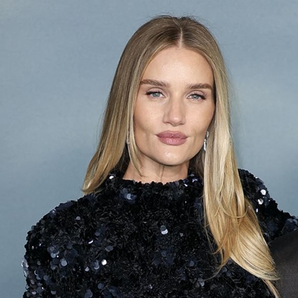 Rosie Huntington-Whiteley: Έκανε την πιο stylish εμφάνιση με δερμάτινο παντελόνι