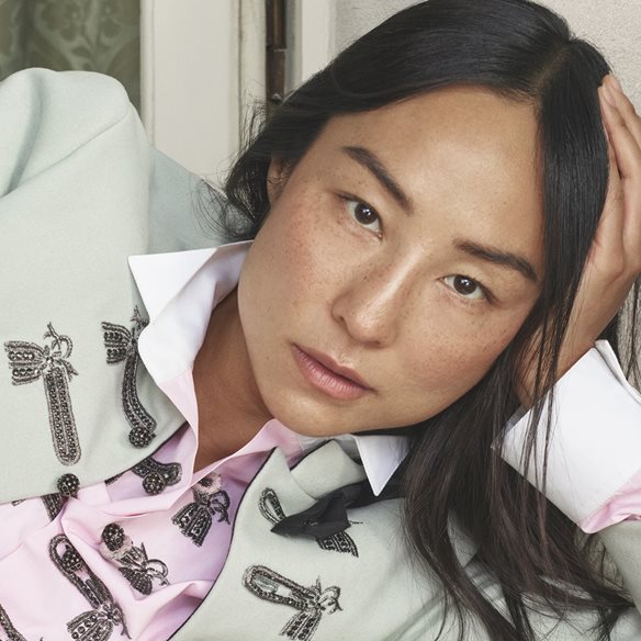 Η Greta Lee γίνεται η νέα μούσα του οίκου Dior