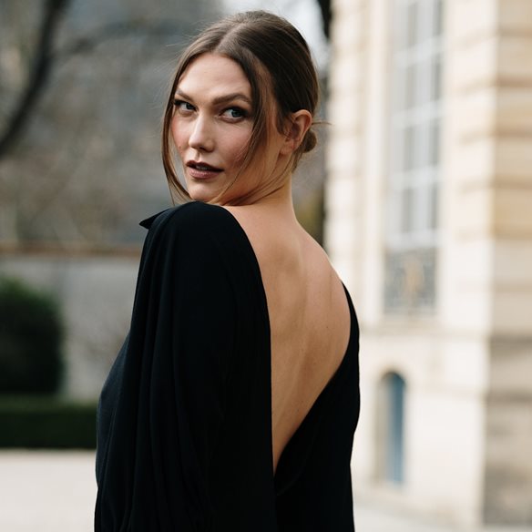 Το άρωμα που αποτυπώνει το βάθος και τις αντιθέσεις της σπάνιας λευκής βιολέτας