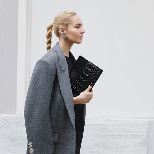 Η Αθήνα μέσα σε μια τσάντα: Η Marina Raphael παρουσιάζει τη THE DOLLI Bag