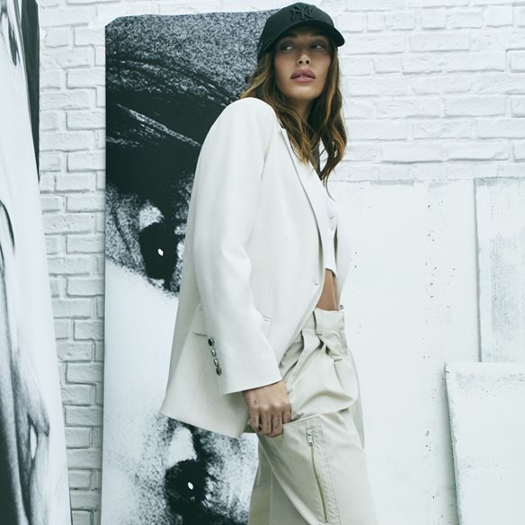 DKNY: Η Hailey Bieber είναι το πρόσωπο της καμπάνιας για την Άνοιξη 2026