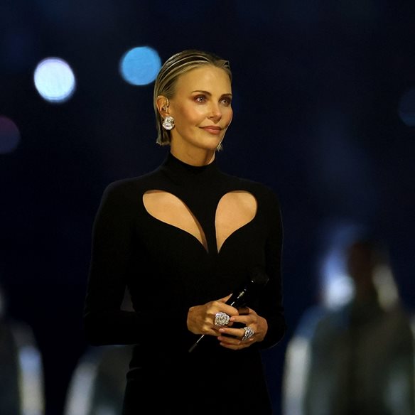 Charlize Theron: Το cutout φόρεμα γνωστού Ιταλικού οίκου στην έναρξη των Χειμερινών Ολυμπιακών Αγώνων