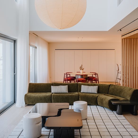 RM Penthouse: Μια σύγχρονη φωτεινή ρετιρέ κατοικία στα Νότια Προάστεια που ισορροπεί ανάμεσα στον μινιμαλισμό και την οικειότητα