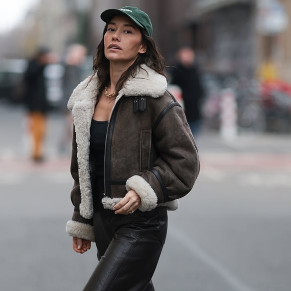 5 δερμάτινα τζάκετ με γούνινες λεπτομέρειες για τις κουλ εμφανίσεις του 2026