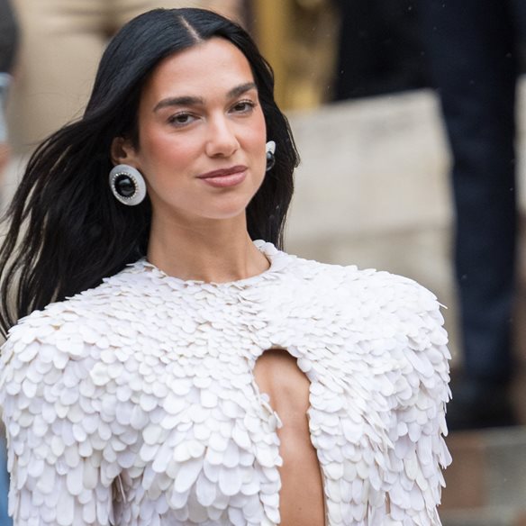 Snake print trend: Η Dua Lipa αναβιώνει την πιο τολμηρή τάση του φθινοπώρου