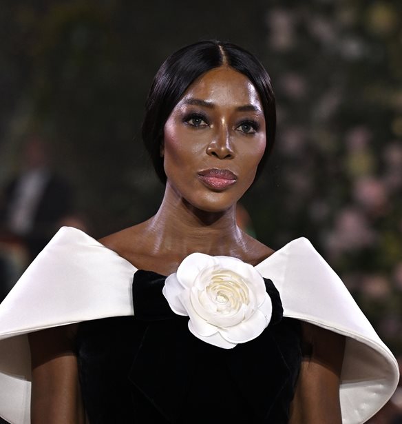 Naomi Campbell: Άλλαξε το χρώμα των μαλλιών της και υιοθέτησε το πιο γλυκό καστανό
