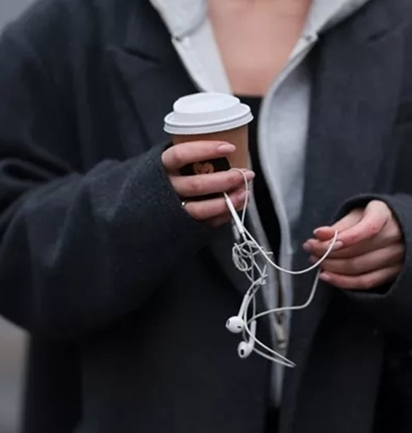 Italian Manicure: Το trick για να βάφεις τα νύχια σου και να δείχνουν αμέσως πιο μακριά