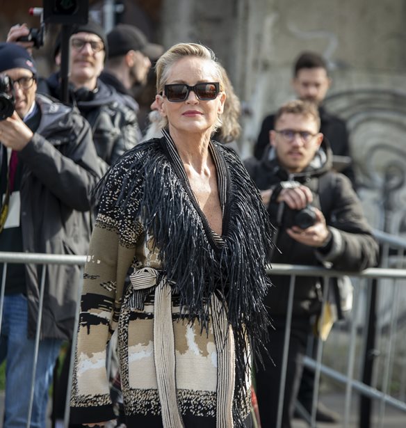 Sharon Stone: Υιοθέτησε το πιο stylish κοντό καρέ κούρεμα