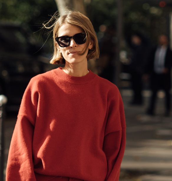 5 Γαλλίδες σού δείχνουν πώς να φορέσεις το πουλόβερ στο γραφείο