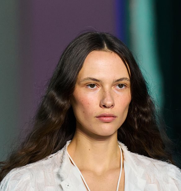 Δεν προλαβαίνεις να φτιάξεις τα μαλλιά σου το πρωί; Αυτό το hair trend έρχεται για να σε βγάλει από τη δύσκολη θέση