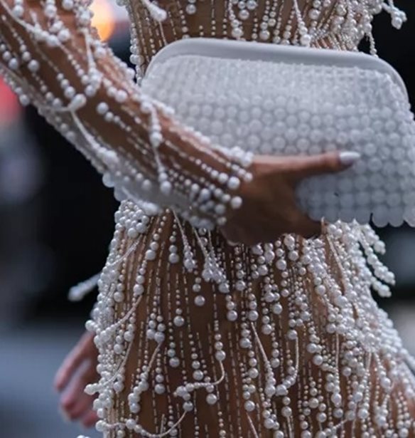 4 μανικιούρ που θα σε κάνουν να ξεχάσεις το κλασικό κόκκινο αυτές τις γιορτές