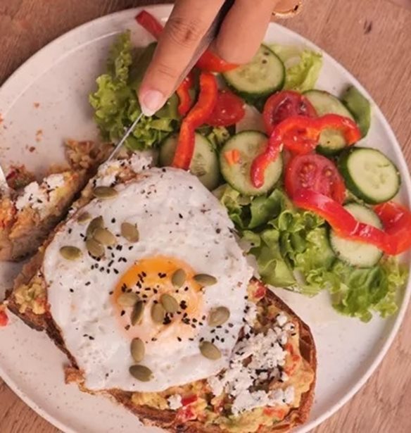 7 λάθη στο πρωινό που βλάπτουν το έντερο, σύμφωνα με γαστρεντερολόγο