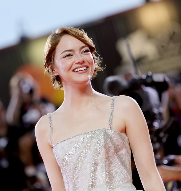Emma Stone: Η σπάνια δημόσια εμφάνιση και το τρυφερό φιλί στον σύζυγό της στο Φεστιβάλ Βενετίας