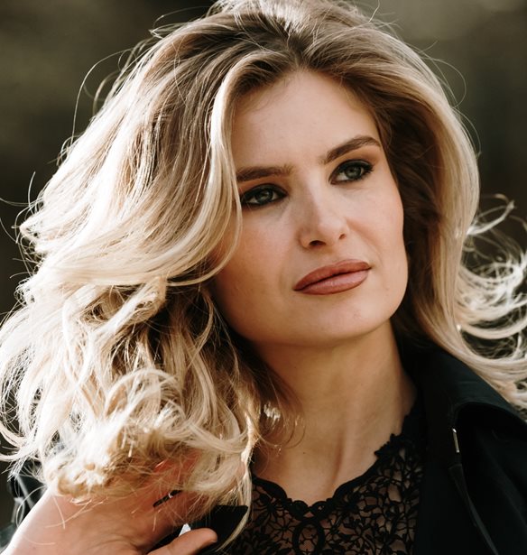 Κάτω από 15 ευρώ: 5 super hair oils που δρουν κατά του φριζαρίσματος