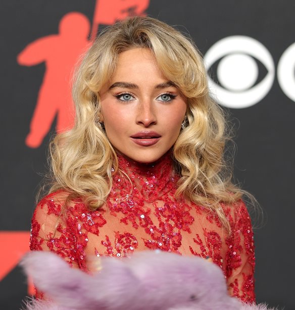 Το dip της Sabrina Carpenter θα γίνει ανάρπαστο στα καλέσματα του φθινοπώρου