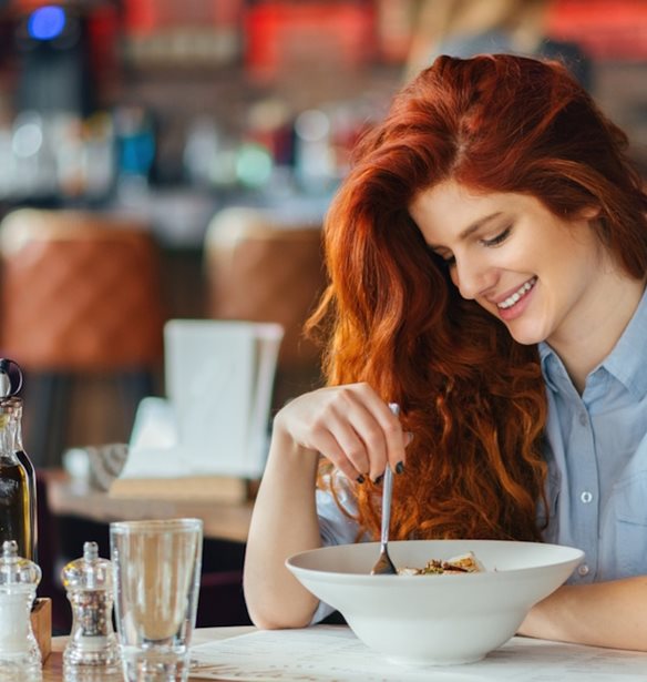 Κάνεις δίαιτα αλλά έχεις έξοδο με φίλους; Αυτό είναι το ιδανικό πιάτο που θα επιλέξεις στο εστιατόριο