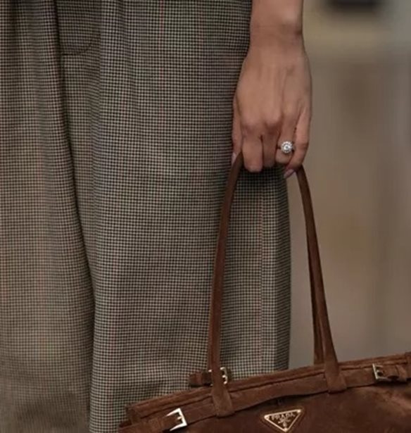 Chrome Tips: Η λαμπερή ανατροπή στο γαλλικό μανικιούρ που θα βλέπεις παντού φέτος τις γιορτές