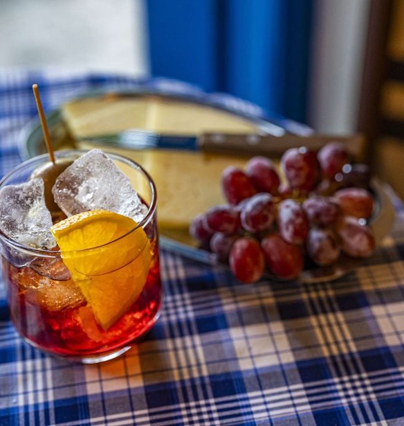 Γιατί ανοίγουν τόσα πολλά wine bars και spritzερίες στην Αθήνα