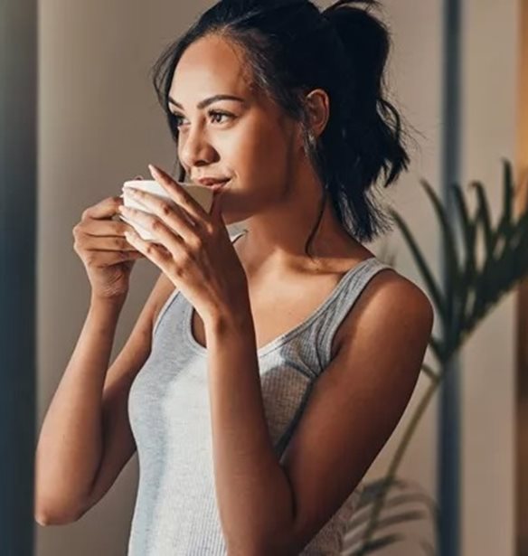 Το ρόφημα που πίνουν οι Ασιάτισσες και δεν ασπρίζουν τα μαλλιά τους