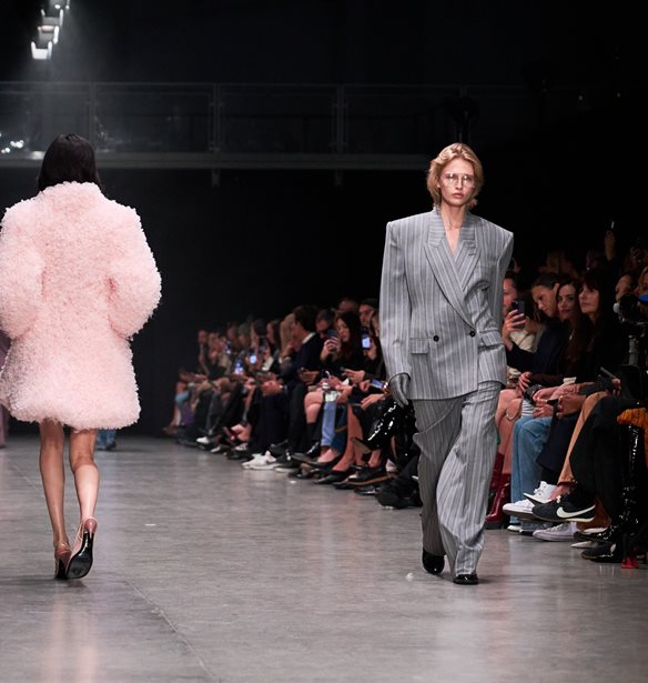 Γιατί τα corporate looks κυριαρχούν στις πιο πρόσφατες runway collections;