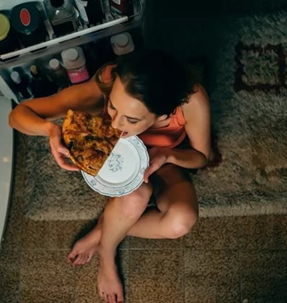 Junk food το βράδυ: Οι πιθανοί λόγοι που έχεις αυτήν την επιθυμία