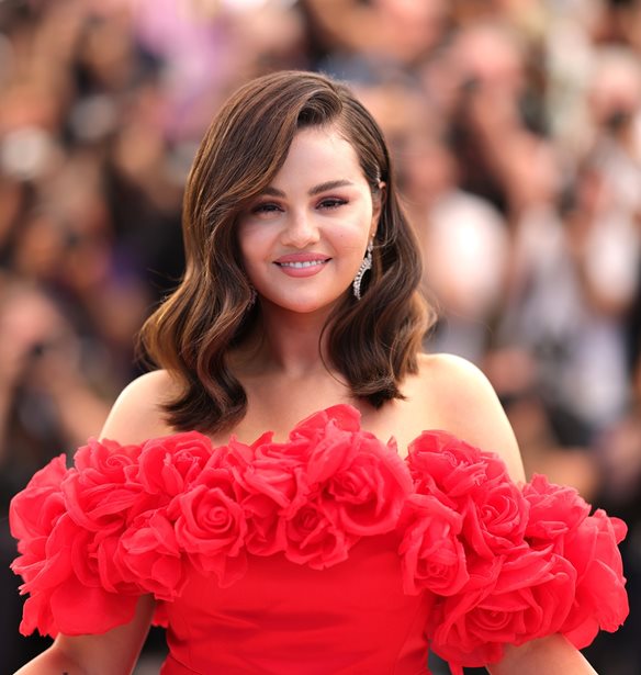 Selena Gomez: Έκανε το κούρεμα που δίνει όγκο στα λεπτά μαλλιά