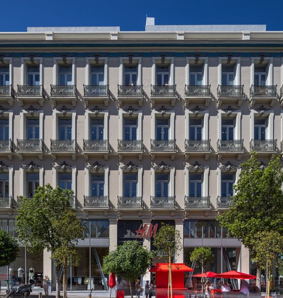 H&M: Το ανανεωμένο κατάστημα στον Πειραιά άνοιξε επίσημα τις πόρτες του